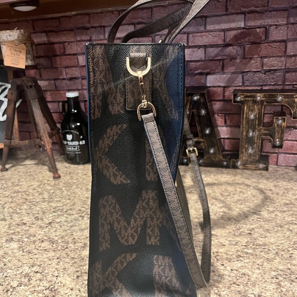 Michael Kors Tote with a bag charm- EUC-$75 - Picture 5 of 8